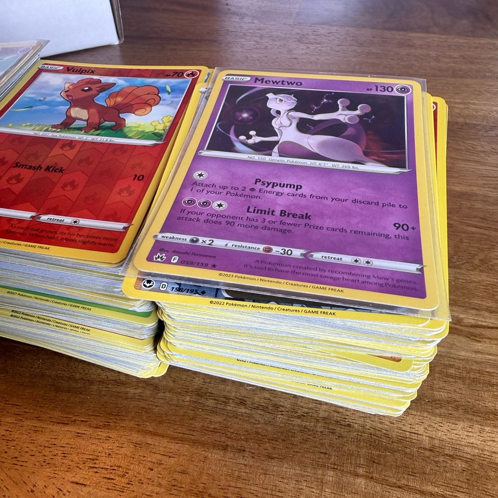 Assorted Bundle of 200 Pokemon Bulk Trading Cards - Picture 2 of 5